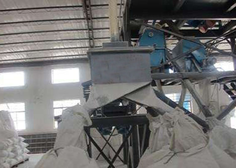 石灰粉直線振動(dòng)篩使用現(xiàn)場