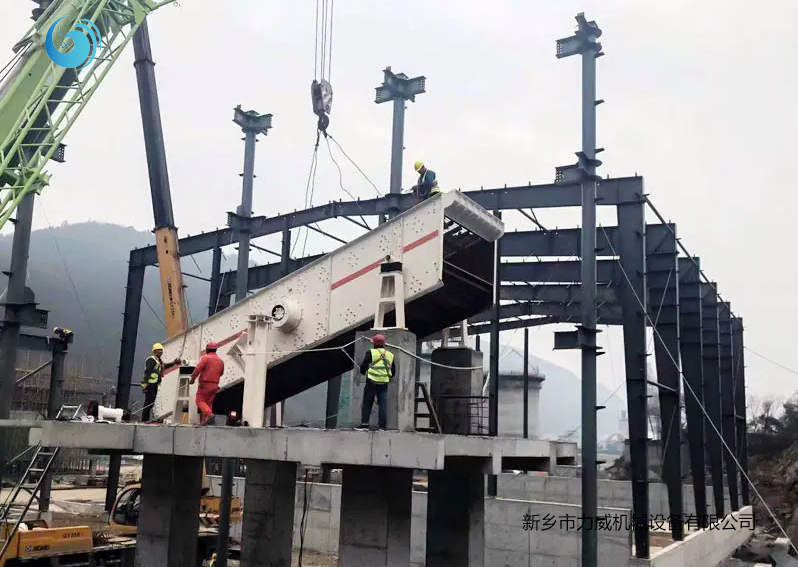 砂石骨料篩選圓振篩安裝現(xiàn)場