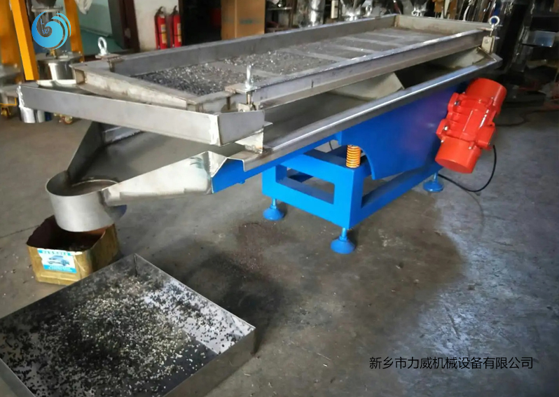 氧化礦顆粒篩選直線振動篩使用現場